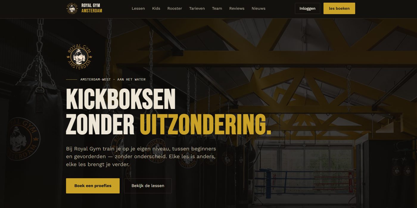 Homepage van Royal Gym Amsterdam met de kop 'Kickboksen zonder uitzondering' en een knop om een proefles te boeken
